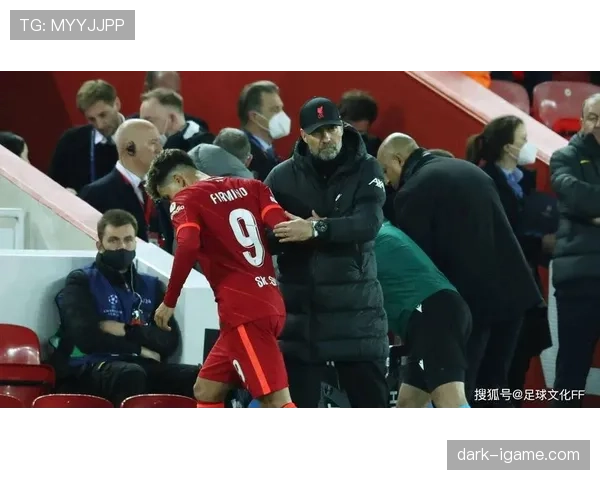 斯洛伐克足球传奇哈姆希克宣布退役，球迷齐聚致敬一代中场大师