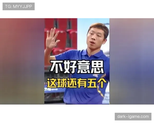 许昕这松弛感是真藏不住了，赛场外叼着棒棒糖看队友训练的样子像极了退休老干部